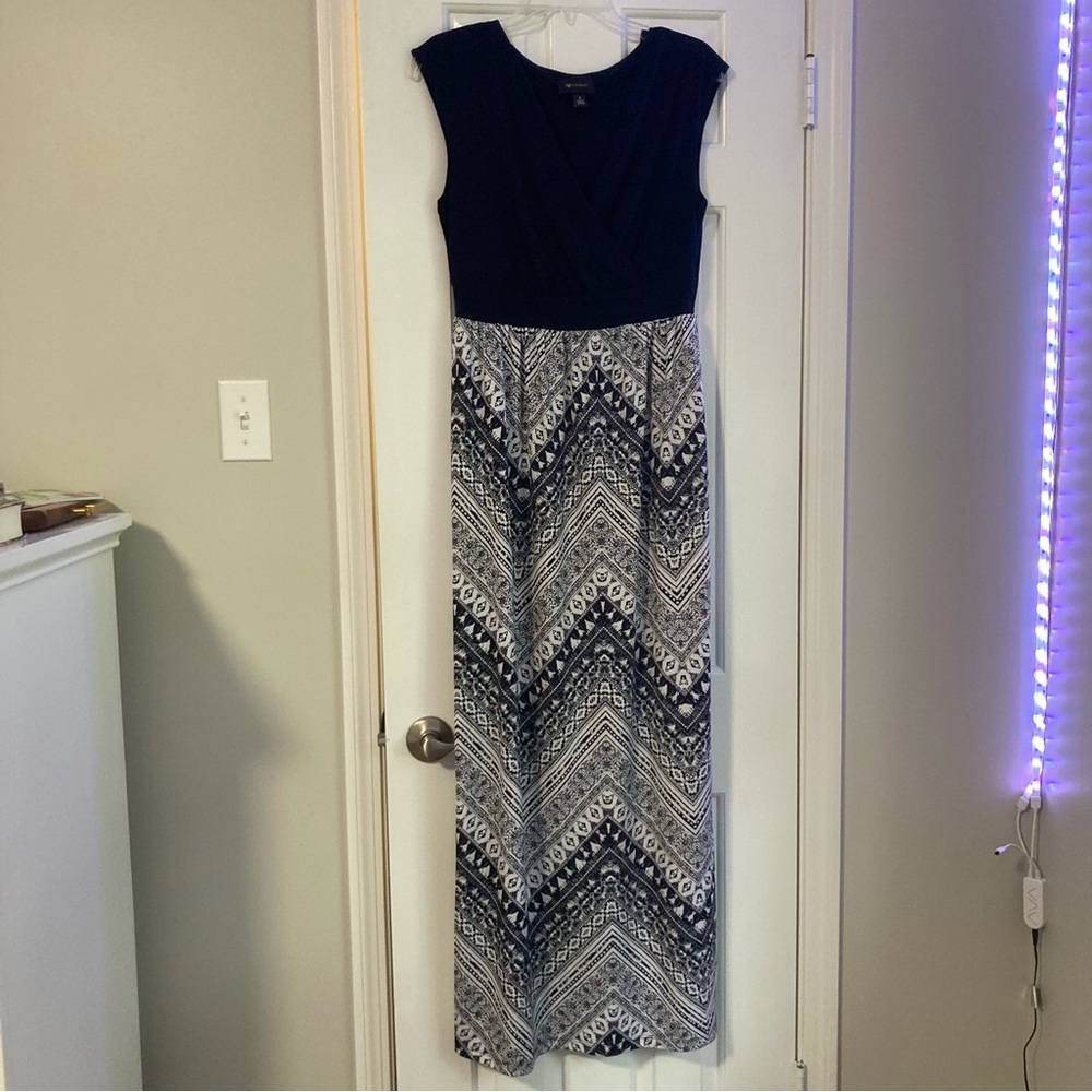 AB STUDIO long flowey maxi dress| size 4| v-necked